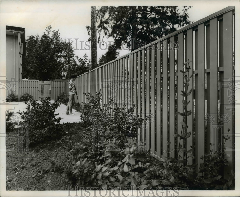 1971 Press Photo Fence-Historic Images