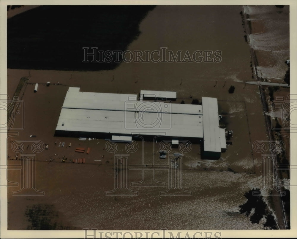 1994 Press Photo Flooding at Snorkel-Economy's fabrication facility in Wathena - Historic Images