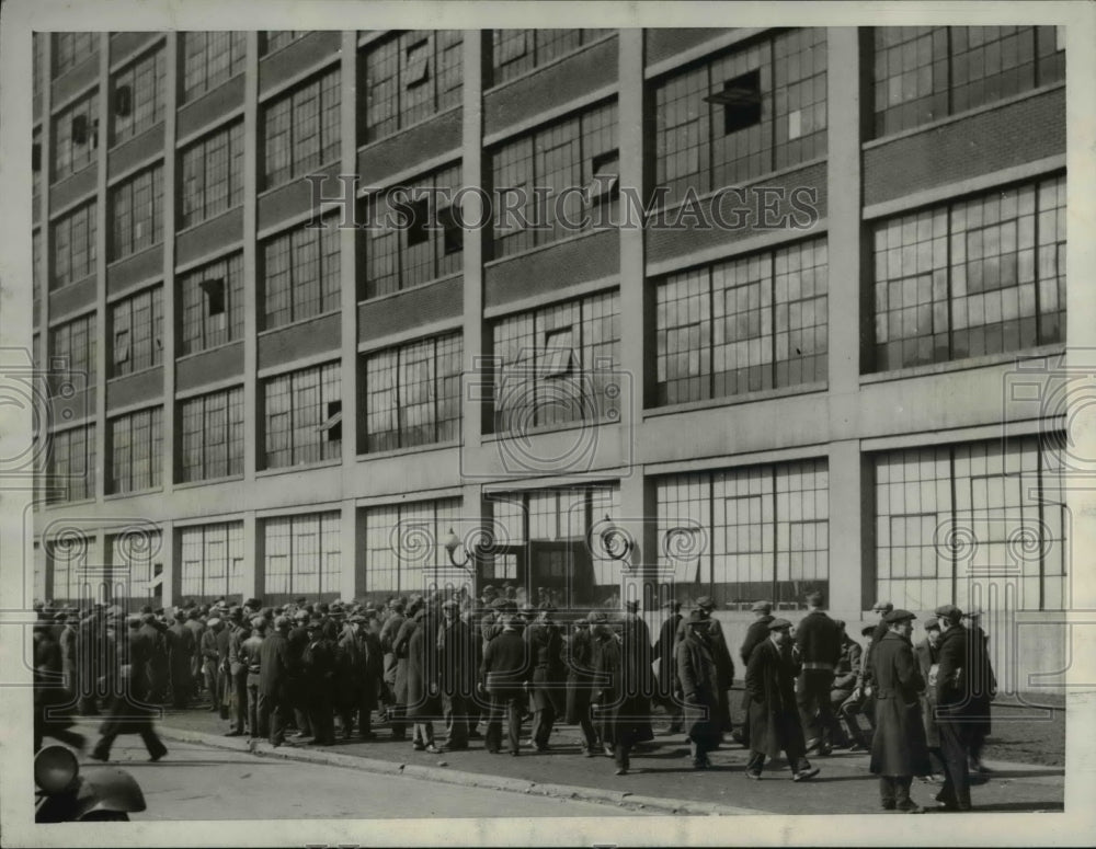 1934 Press Photo The crowds at the Fisher Body Company-Historic Images