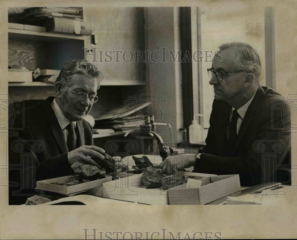 1969 Press Photo John J. Burke and W.E. Moran Checks Fossils - Historic Images