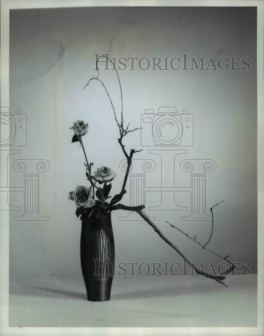 1964 Press Photo A simple arrangement by Mrs. Walter Luty of Bay Village - Historic Images