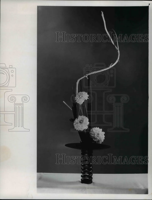 1965 Press Photo Flower arrangement by Mrs James Xenos - Historic Images