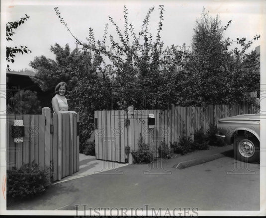 1971 Press Photo Home Fences-Historic Images