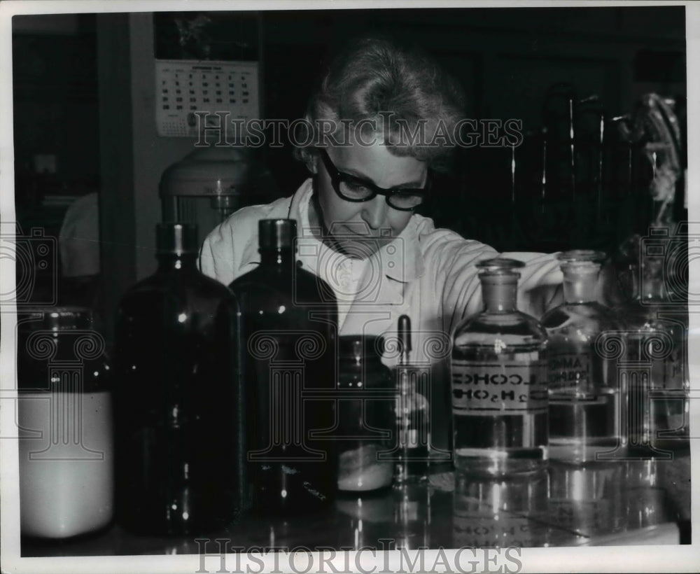 1969 Press Photo The lab technician in the laboratory plant, Johanna Tishner-Historic Images