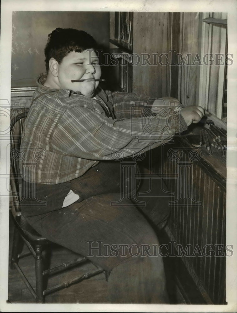1941 Press Photo Joe Randazza 295 lbs, 9yrs old at school in Gloucester, Mass- Historic Images