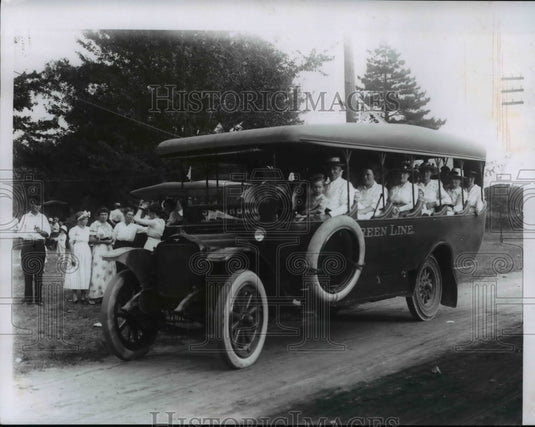 1962 Press Photo Old Green Line bus photo that made Mrs Mae Renz happy - Historic Images