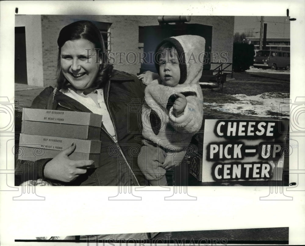1982 Press Photo Mildred Kramer carrying Ronnie Naso &amp; ten pounds cheese- Historic Images