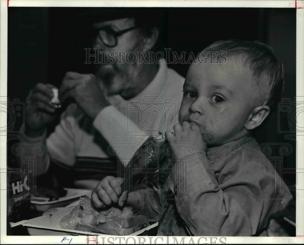 1991 Press Photo Bob Sutton &amp; son Robert eating chicken at Food Center-Historic Images