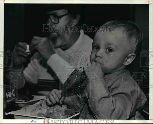 1991 Press Photo Bob Sutton & son Robert eating chicken at Food Center-Historic Images