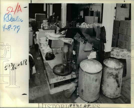 1979 Press Photo Inner City Foam Seal, Bagging Dept Shirley Boyd & Vicki Craig - Historic Images