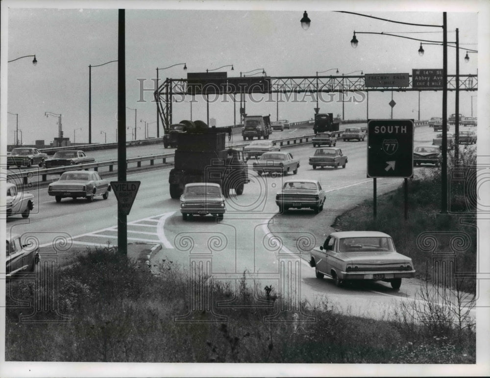 1966 Press Photo Motorists entering E 21st Ramp at Carbegie Avenue on Hwy !77-Historic Images