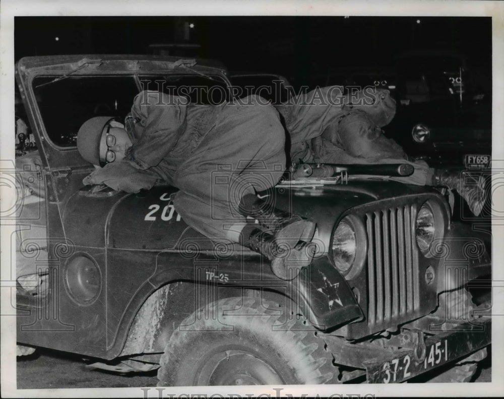 1966 Press Photo National Guard sleeps between shifts-Historic Images