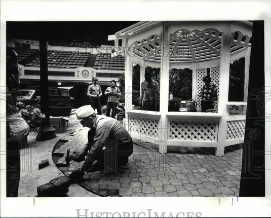 1988 Press Photo The construction of the gazebo for the Home & Flower Show - Historic Images