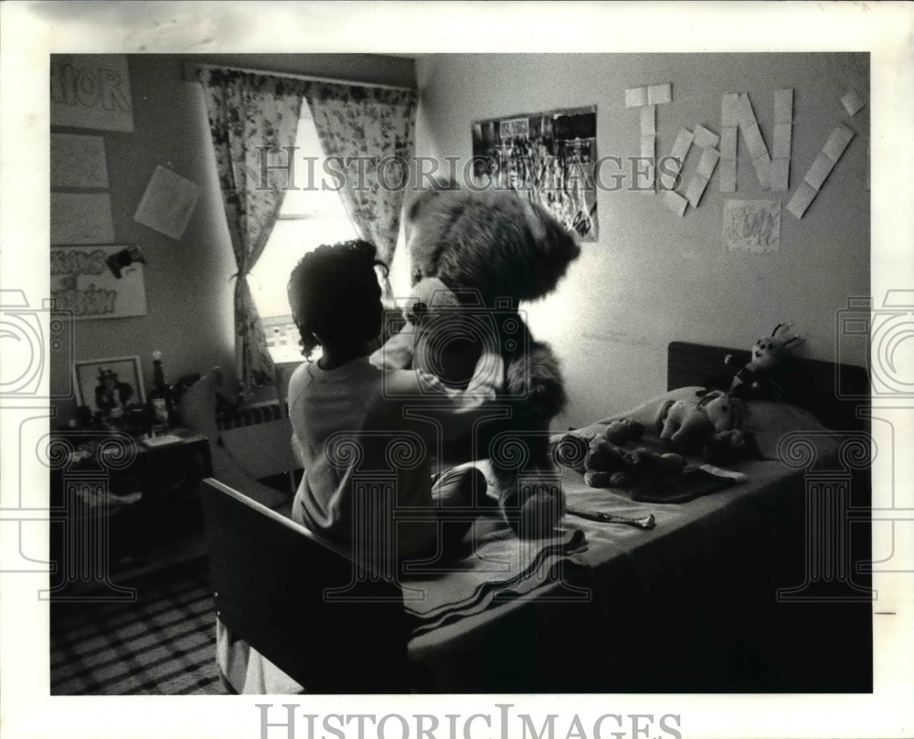 1986 Press Photo A child plays in her room at the Jones Home 3518 W. 25th St. - Historic Images