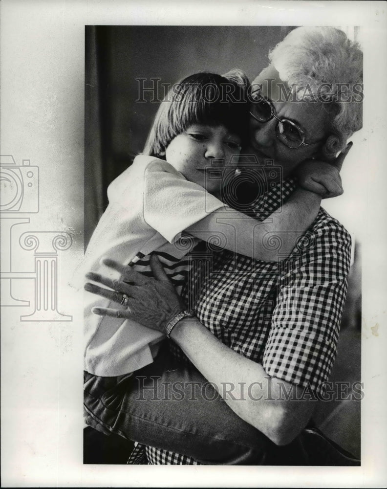 1978 Press Photo Frightened little Laurel hugs an Orient State Hospital staff-Historic Images