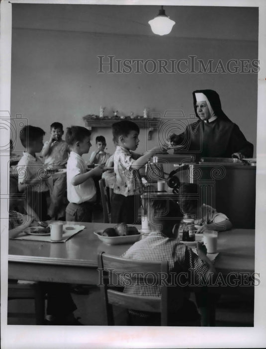 1963 Press Photo Mealtime at Parmadale's-Historic Images
