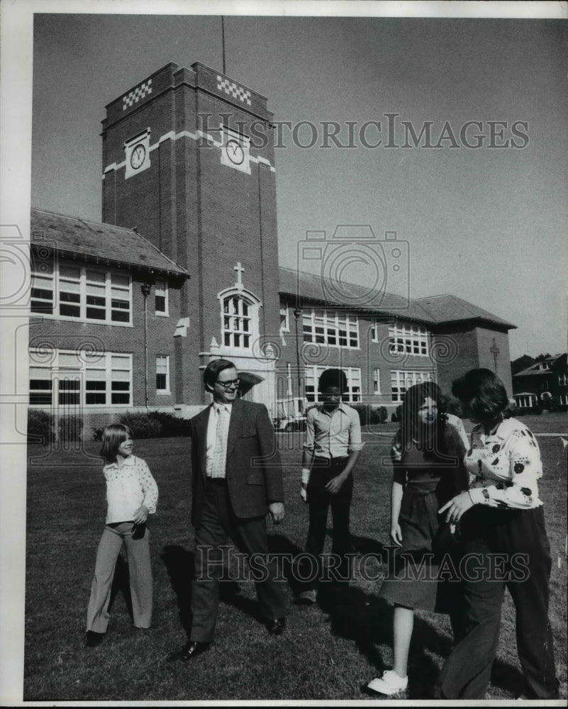 1975 Press Photo Tom Wilson, director of social services w/ Parmadale residents - Historic Images