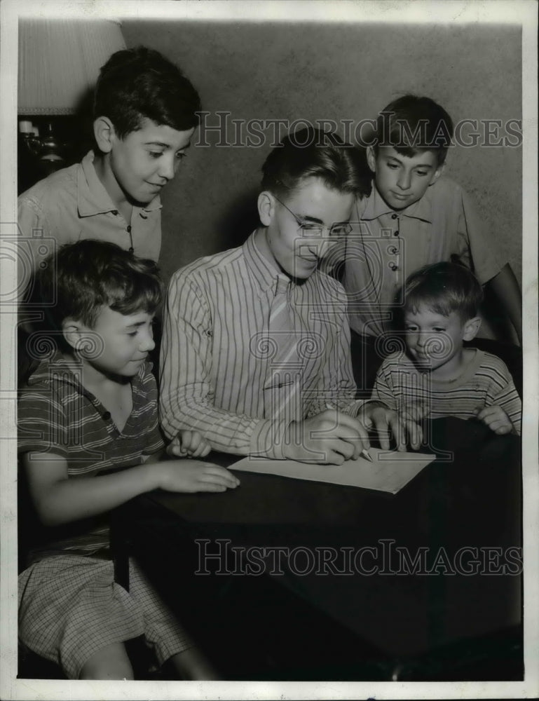 1942 Press Photo Louis Nudo of Canton, a Parmadale alumnus, writes a letter - Historic Images