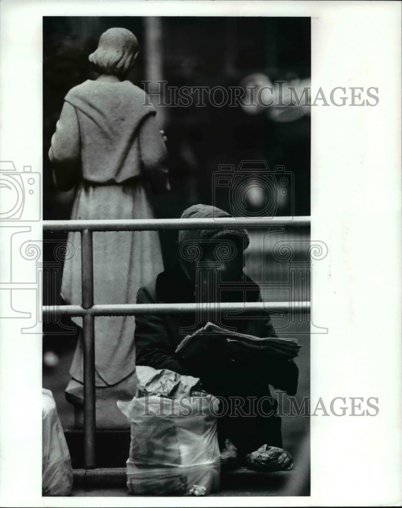 1991 Press Photo A homeless man received a Thanksgiving dinner annd other food - Historic Images