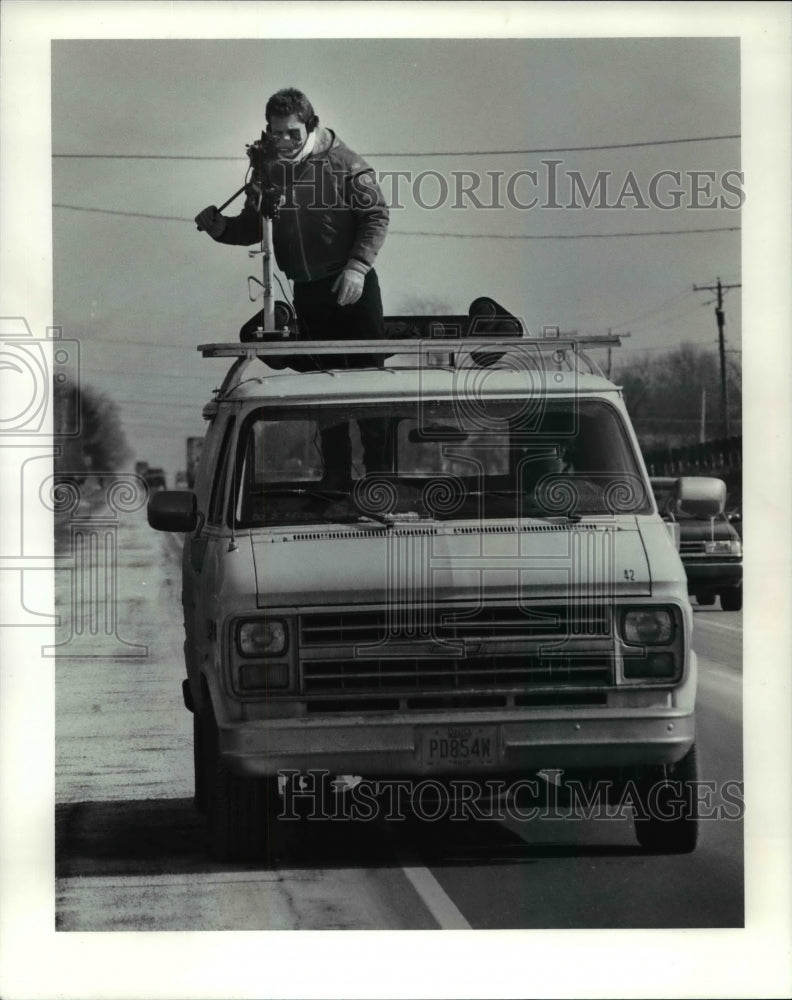 1992 Press Photo Jim Leon, uses a video cameras to photograph Rt. 18 in Medina- Historic Images