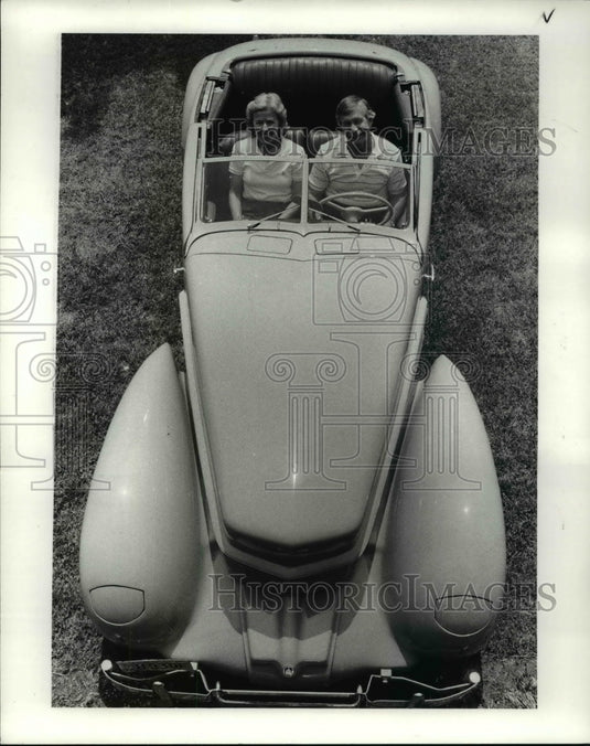 1984 Press Photo Mr Geo Wassmer & wife Mary Lu and their Cord 812 Phaeton-Historic Images