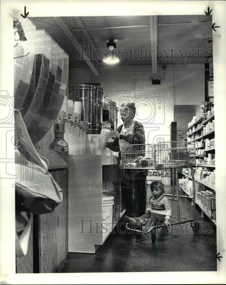 1985 Press Photo Customers of Food Co-op at University Circle-Historic Images