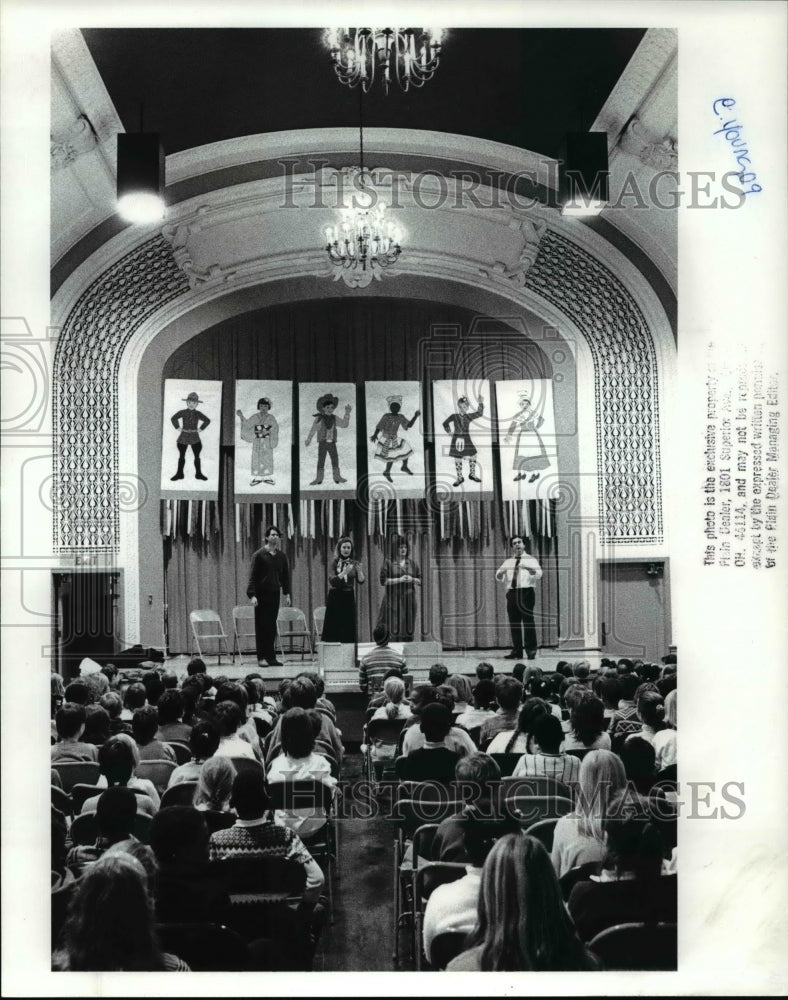 1989 Press Photo Roxvord School, Lyric Opera performance for young audiences-Historic Images