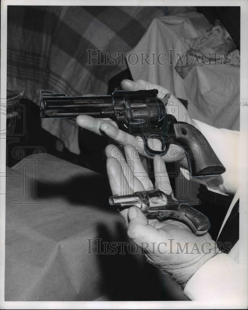 1972 Press Photo Lt Michael Roth shows the big & little Revolver - Historic Images