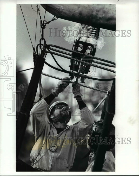 1989 Press Photo Rob Mihaly Balloon pilot fire up the burner for launch-Historic Images