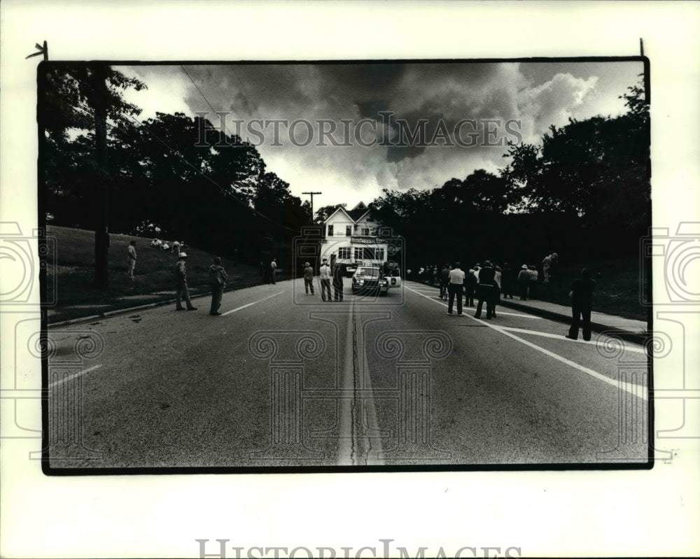 1984 Press Photo The Fuller house being moved on Lake in the Huntington Park - Historic Images