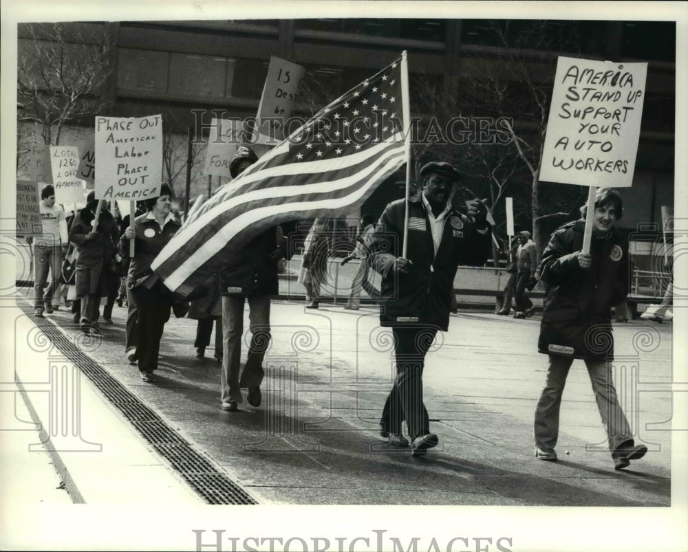 1980 Press Photo UAW Ford pickets outside new Federal Building - Historic Images