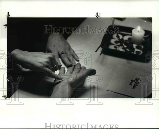 1987 Press Photo The hand reading of Libby O'Brien during the Psychic fair- Historic Images
