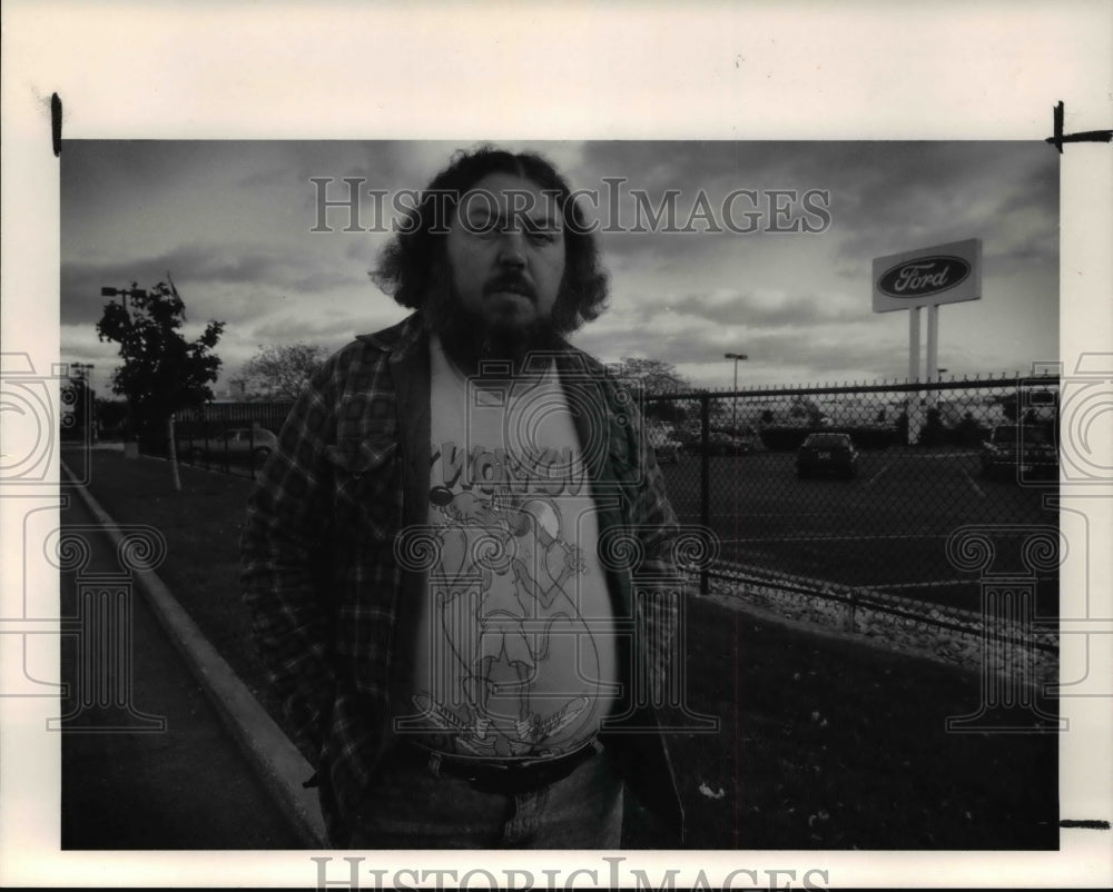 1990 Press Photo Donald Bear Lamb outside the Baumhart Rd. Ford Assembly Plant - Historic Images