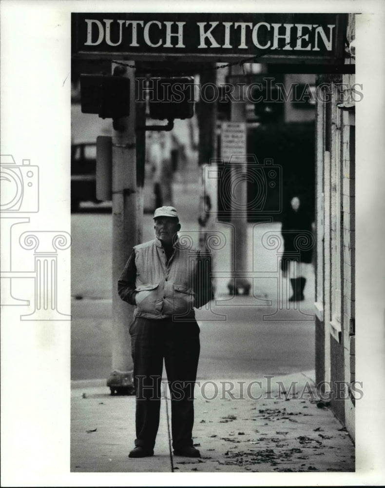 1989 Press Photo Roy Green stands in front of the Dutch Kitchen - Historic Images