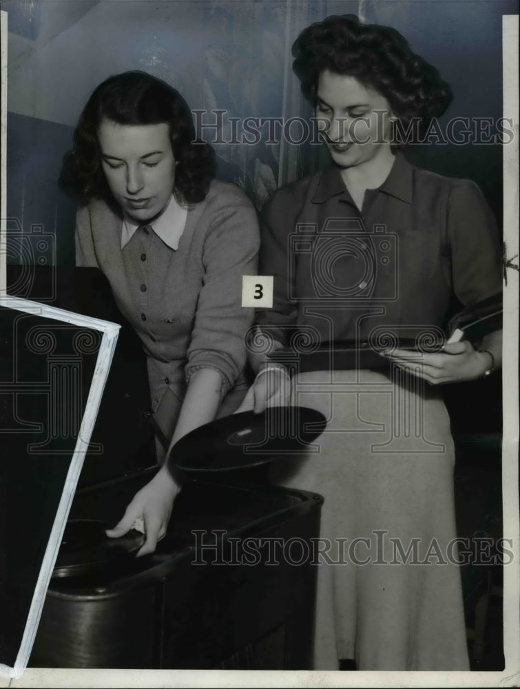 1942 Press Photo The Two Ladies Prepares the Music for Their Dance Rehearsal - Historic Images