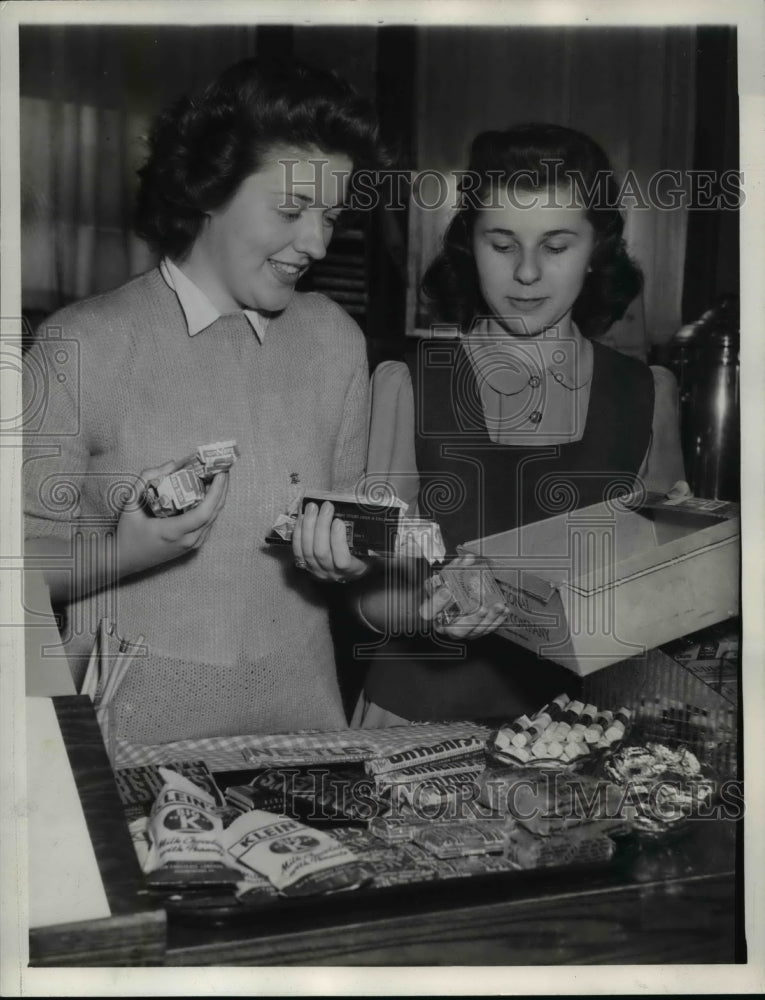 1942 Press Photo Virginia Whitehouse and Irene Dula Prepares Gifts for Soldiers- Historic Images