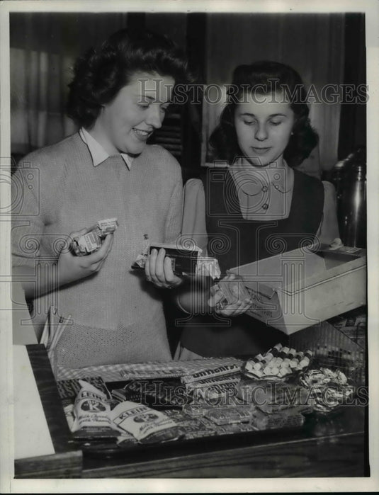 1942 Press Photo Virginia Whitehouse and Irene Dula Prepares Gifts for Soldiers- Historic Images