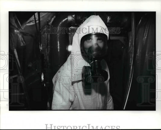 1990 Press Photo Asbestos worker Tom Reddy in a contaminated work area. The-Historic Images
