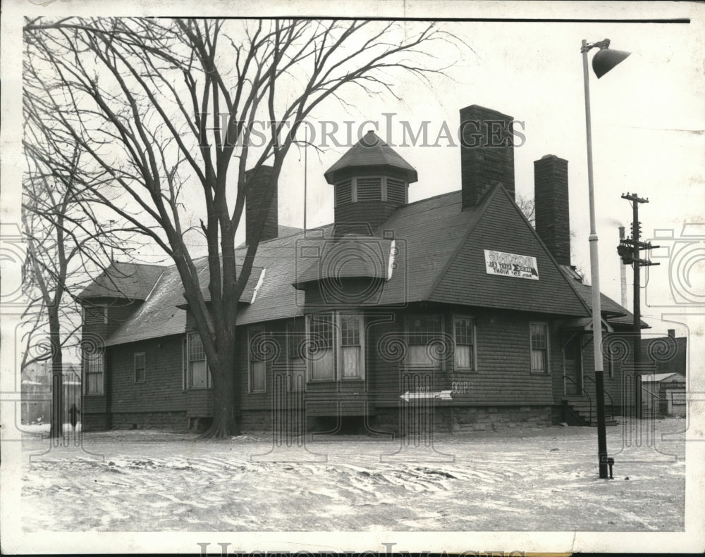 1935 Roadside Club raided by the police - Historic Images