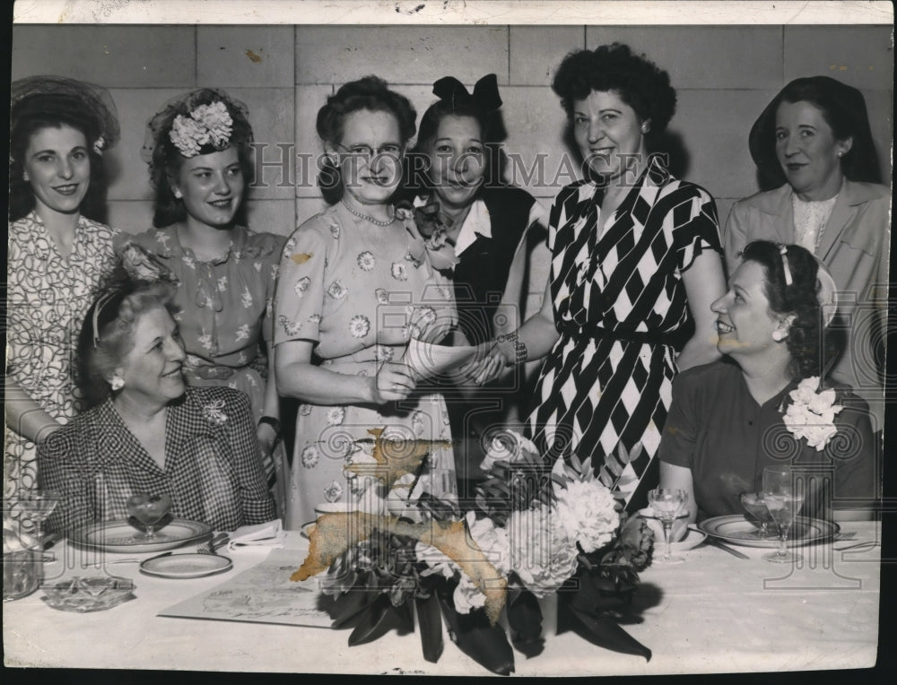 1945 News Employees Miss Dora Stein, Louise Brown & others - Historic Images