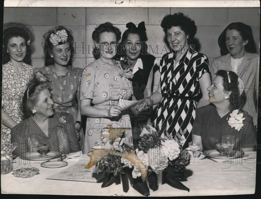 1945 News Employees Miss Dora Stein, Louise Brown & others - Historic Images