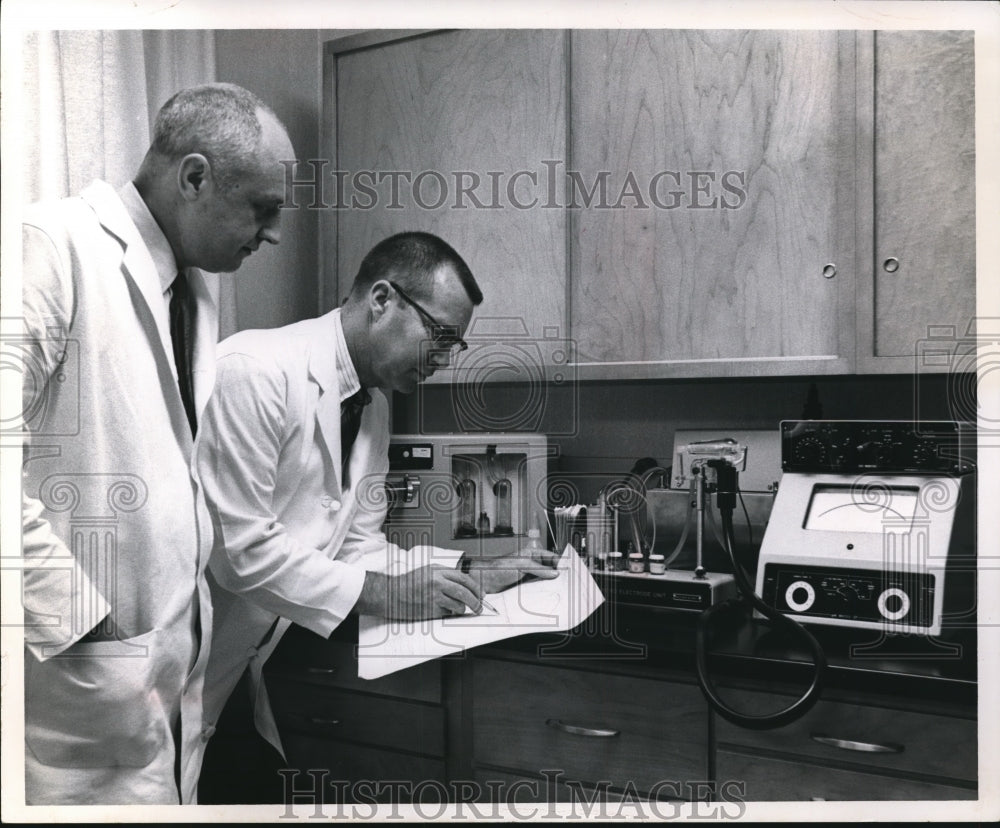 1968 Press Photo Dr's John R Boyd and Emmett D Simonson - Historic Images
