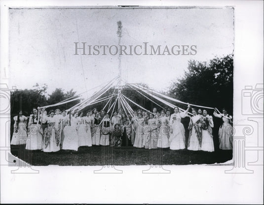 1963 The sophomore students of the Mather College during the May Day - Historic Images