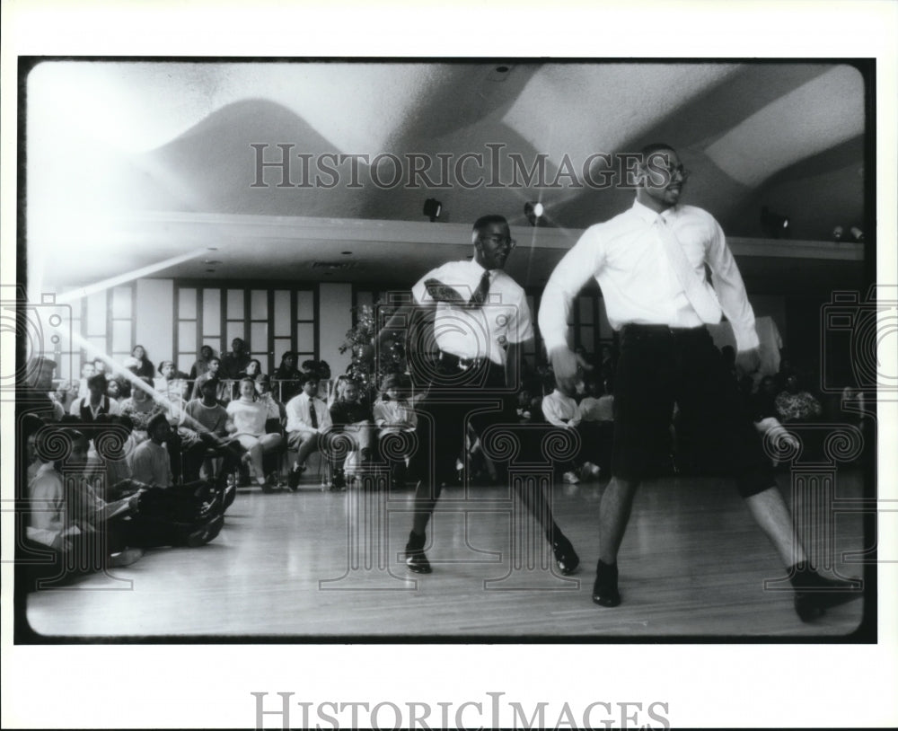 1994 Press Photo Alpha Phi Alph hosting a step show to draw participants - Historic Images