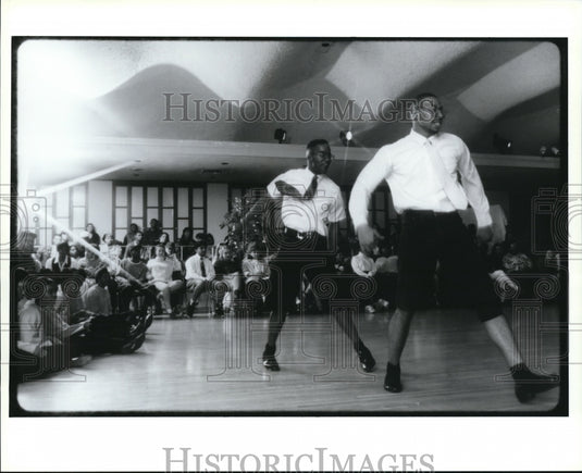 1994 Press Photo Alpha Phi Alph hosting a step show to draw participants - Historic Images
