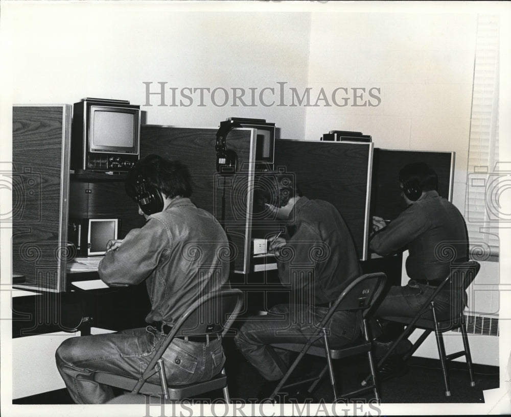 1972 Press Photo Ohio Army National Guardsmen learning communications procedure - Historic Images