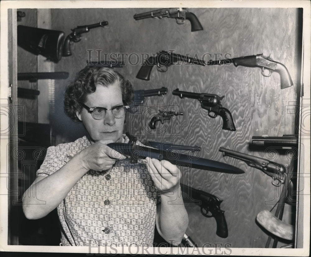 1960 Sarah Lingrell collection of antique and modern firearms - Historic Images