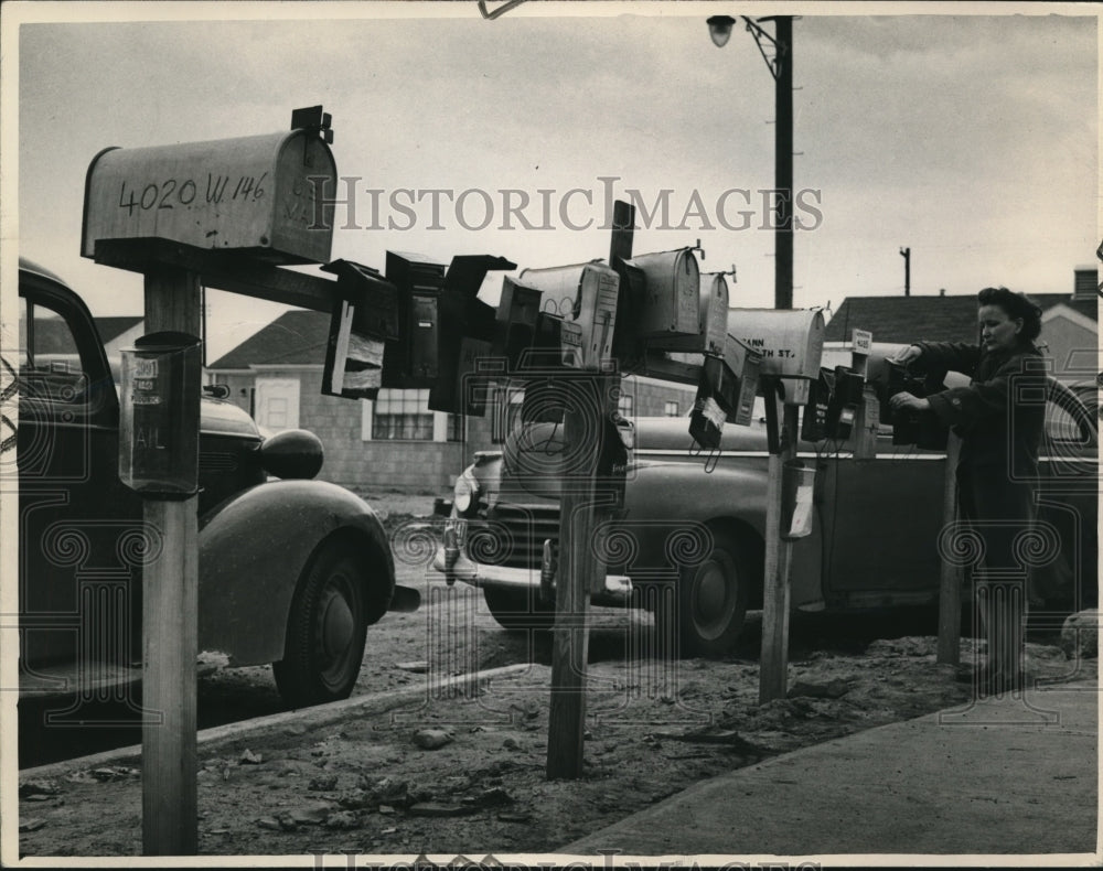 1949 Press Photo Mrs. Hazel Lavan, 4025 West 146 St. at RFD box mile-Historic Images