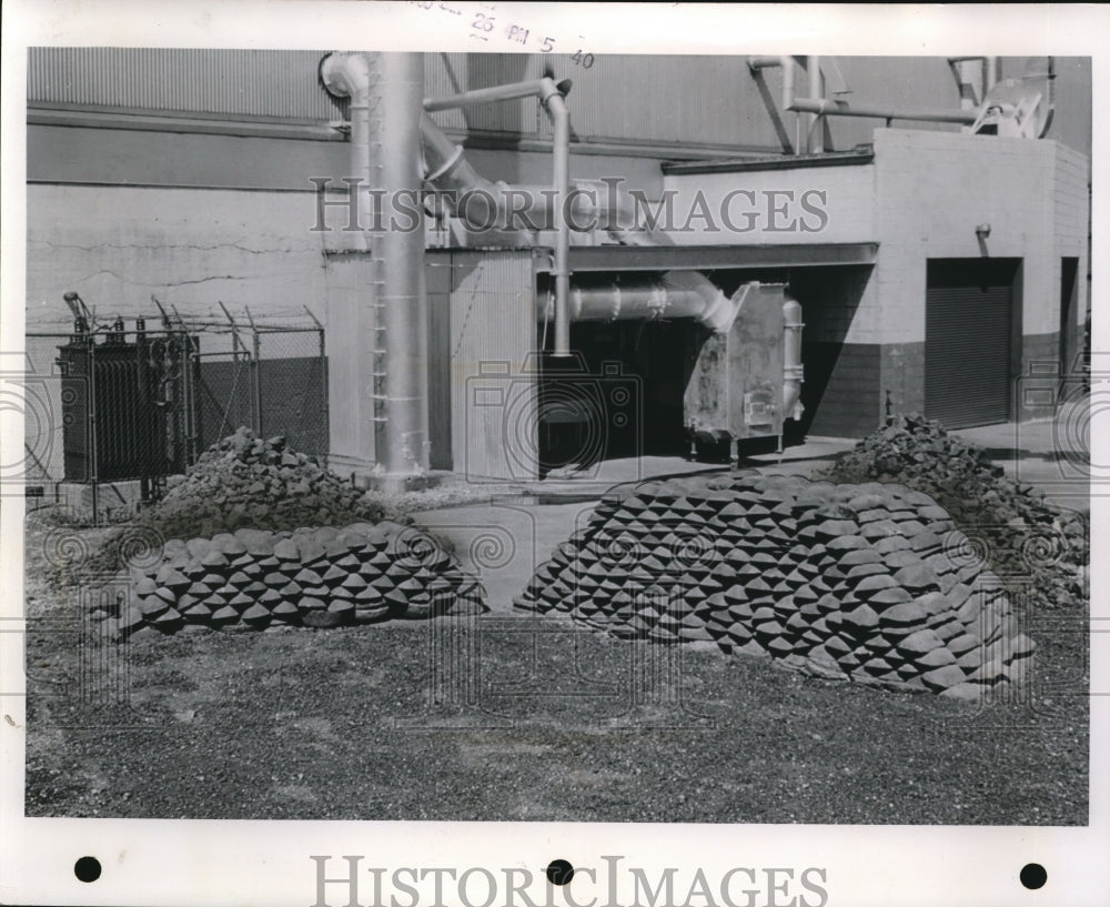 1963 Press Photo Pilot plant operations with the McDowell Co.'s new direct - Historic Images