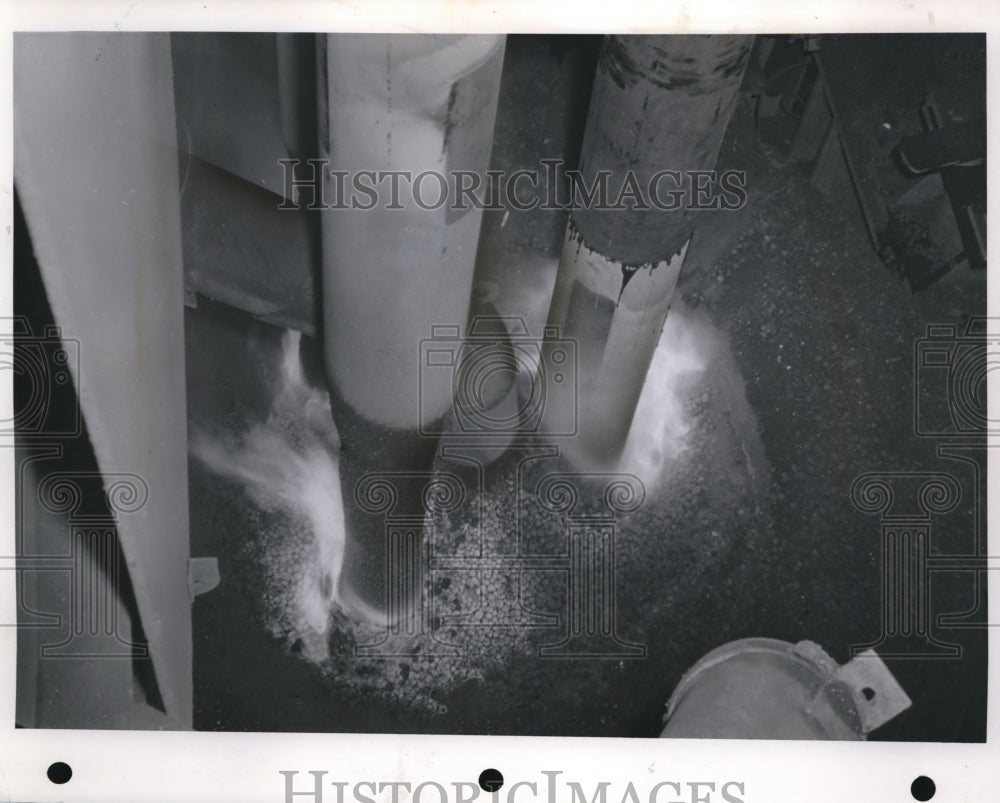 1960 Press Photo Pilot plant operations with the McDowell Co.'s new direct - Historic Images